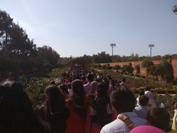 queue-inside-mughal-garden